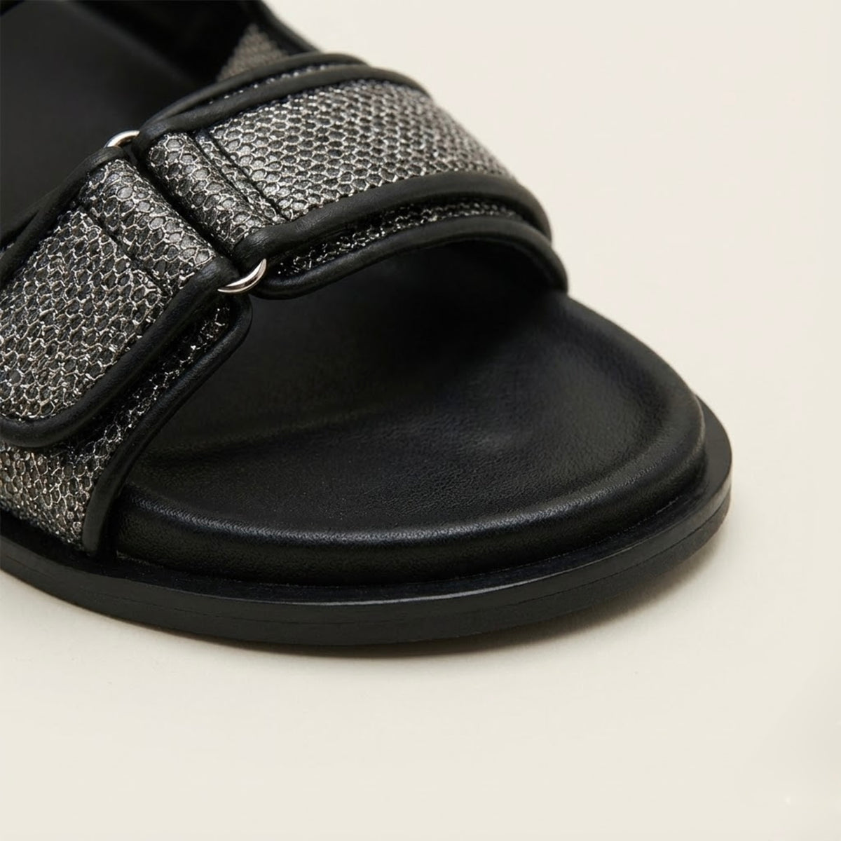 Mesh Slide with Signature Piping